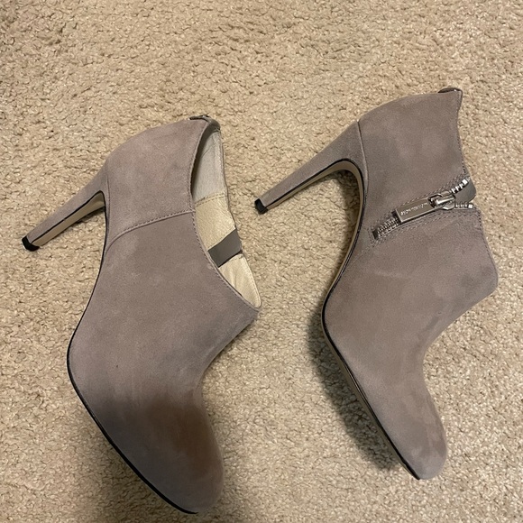 Michael Kors Suede Gray heels size 5 1/2 - Picture 7 of 8